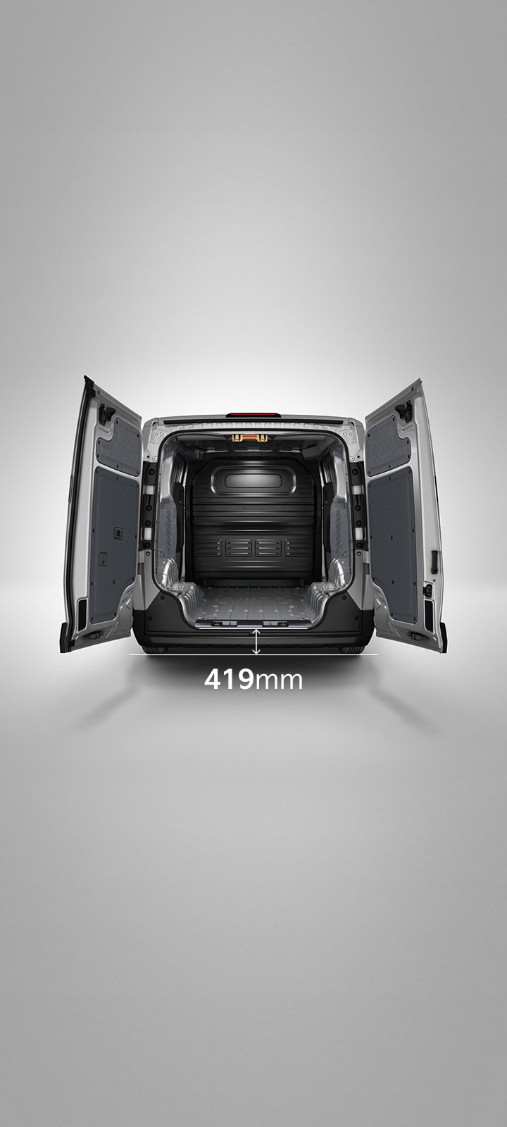 Ansicht des Kia PV5 Cargo von hinten mit geöffneten Laderaumtüren.