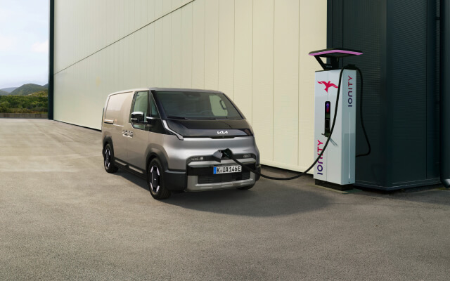 Vorderansicht des PV5 Cargo beim Laden an einer öffentlichen EV-Ladestation